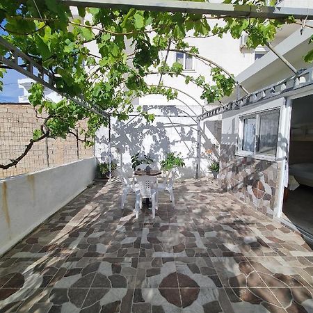 Ava'S Guesthouse Ksamil Exterior photo